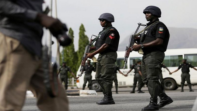 Police don arrest 3 armed robbers wey de worry pipo for Ajah