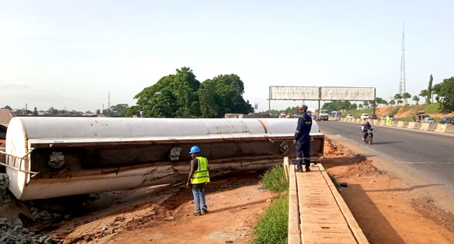 One person don die as Tanker wey carry fuel summersault for Otedola Bridge
