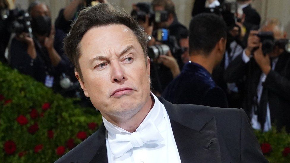 Richest man for the world, Elon Musk don threaten say him no go buy Twitter again