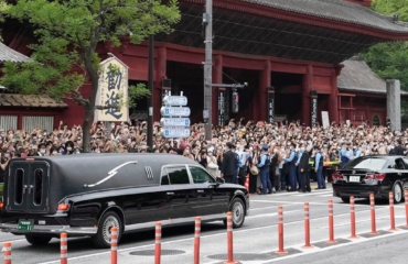 Plenty people don pay respect to former Japanese Prime Minister, Shinzo Abe