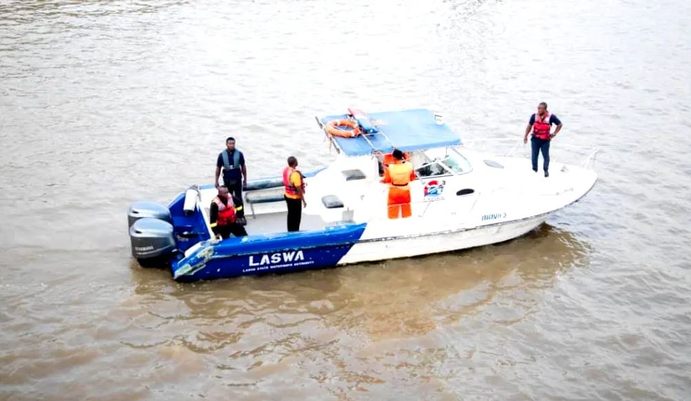 One middle-aged woman wey attempt suicide, don jump inside Lagos Lagoon