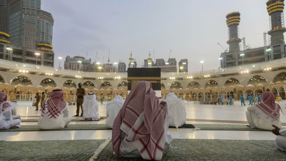Nigerians don dey Mecca for Hajj