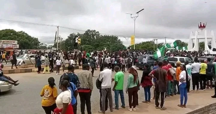 Protesters Burn Benue King Palace, LG Secretariat Because Of Killings