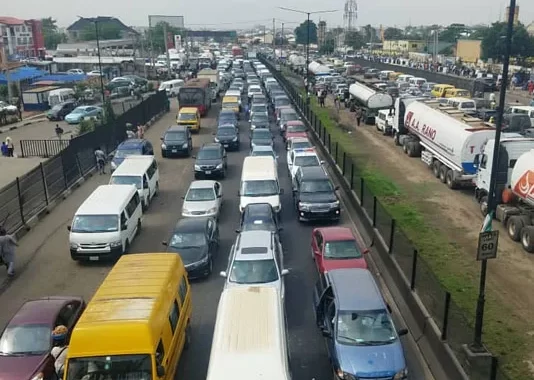 Passengers don stranded as container wey fall block road for Lagos-Ibadan expressway